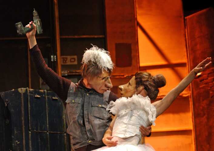 Teatro Delusio: Familie Flöz all’Auditorim di Pagani il 9 marzo