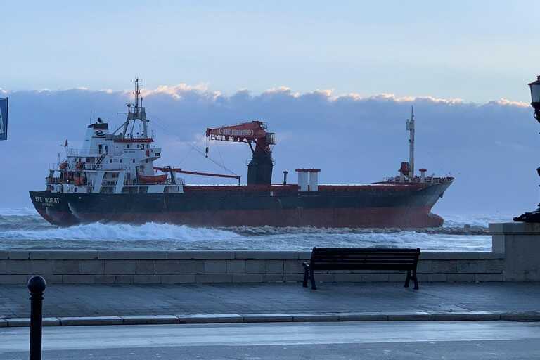 Video. Nave si incastra nel porto per il maltempo