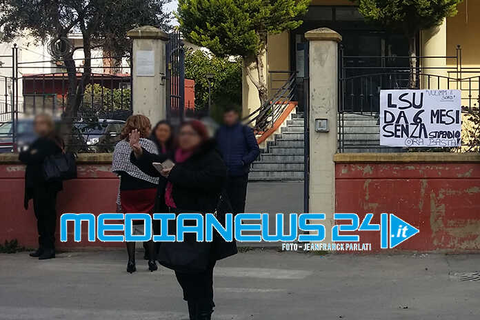 Angri – Sit in di protesta davanti al comune, venticinque lavoratori senza stipendio da sei mesi