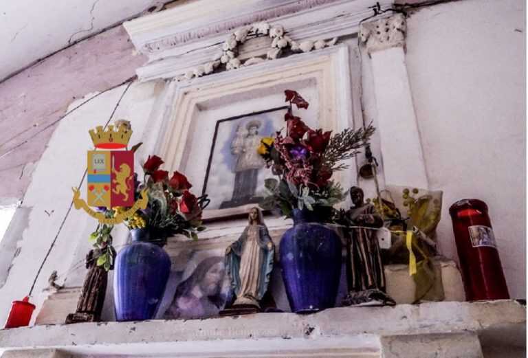 Droga nascosta dietro santi e madonnine: blitz della polizia