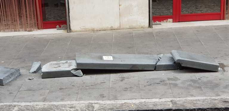 Boscoreale. Già individuato chi ha distrutto la panchina in pietra lavica