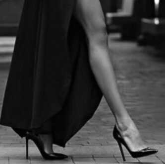 Foto sexy nel cimitero: denunciato il triangolo amoroso