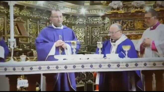 1554193937868.jpg--whisky_al_posto_del_vino_per_l_arcivescovo_di_malta__imbarazzo_a_messa