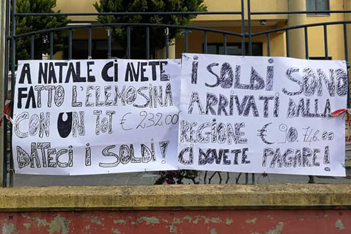 Angri – Protesta dei lavoratori APU, ancora senza stipendi