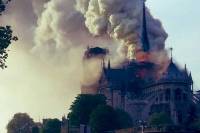 Francia – In fiamme la cattedrale di Notre Dame di Parigi