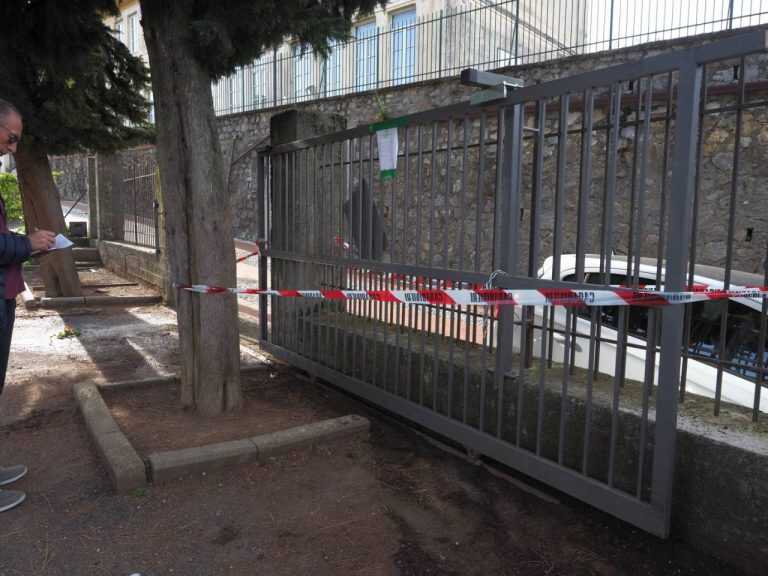 Bimba di 3 anni muore schiacciata da un cancello