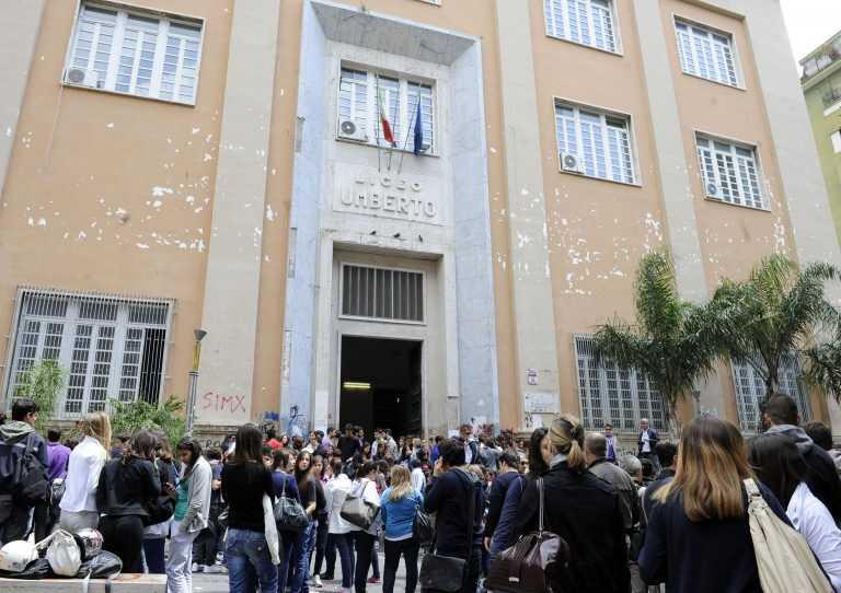 Soldi alle scuole, Napoli si salva all’ultimo mese