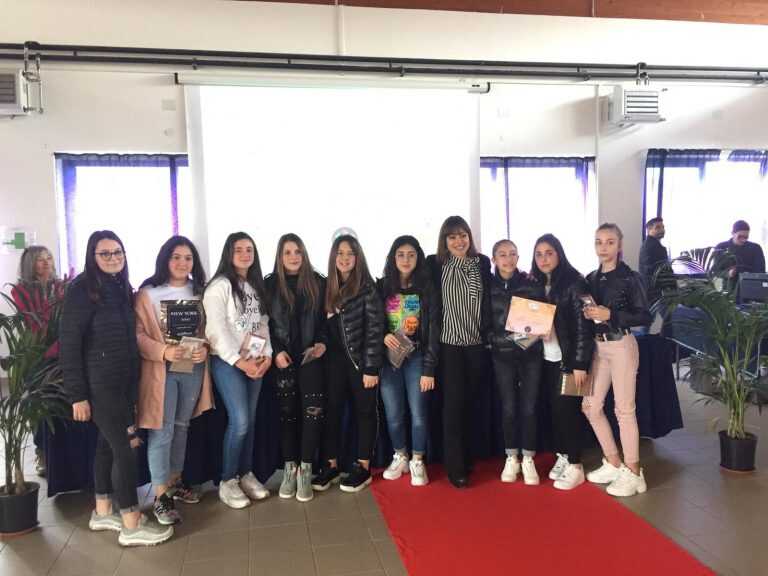 Boscoreale. Le studentesse della Cangemi vincono il premio Rosa Digitale