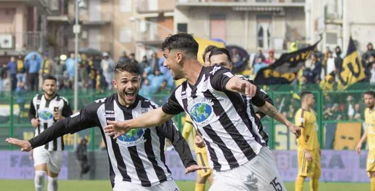 Juve Stabia, rimonta da urlo e mani sulla serie B: 3-2 alla Sicula Leonzio