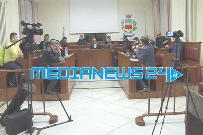 Angri – E’ guerra a colpi di comunicati stampa tra “maggioranza” ed opposizione sulla sfiducia al sindaco Ferraioli