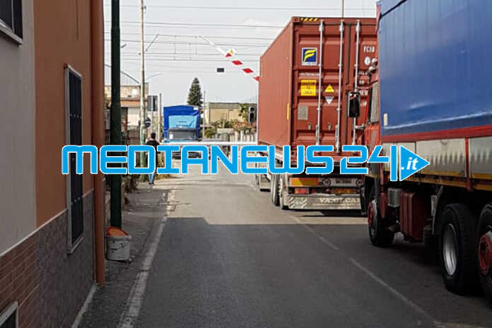 Angri – Chiusura passaggio a livello via Palmentelle, disagi e residenti isolati
