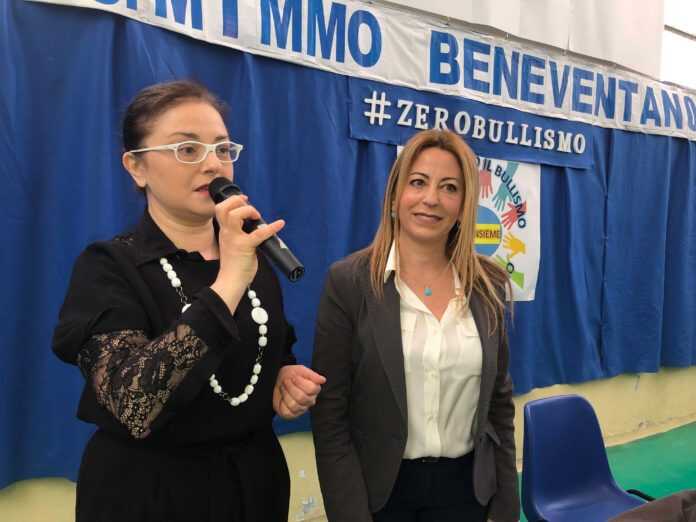 Lassessore-Lucia-Fortini-con-la-dirigente-scolastica-Anna-Fornaro-696x522