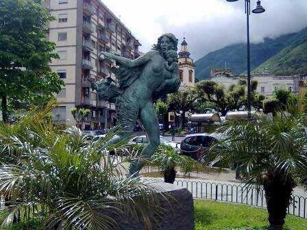 FESTA DELLA MAMMA. Castellammare, la mamma che scappa dall’eruzione del Vesuvio