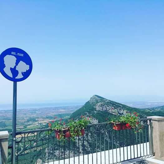 Obbligo di bacio, al momento non si capisce se ci saranno multe…