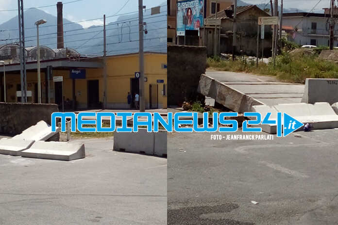 Angri – Capovolti alcuni “blocchi jersey” nei pressi della stazione ferroviaria