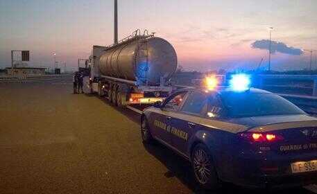 Contrabbando di carburante, evasione da 1 milione di euro e con 10 arresti