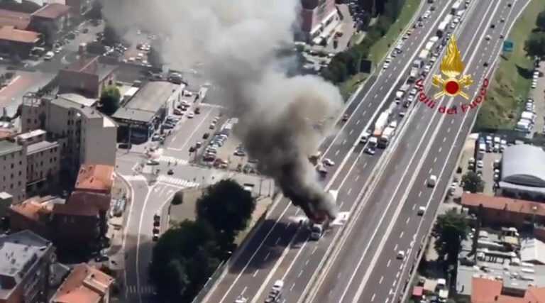 Bologna, tragedia tra camion, un morto