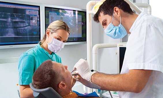 Agerola – Esercizio abusivo di professione. Dentista e assistente nei guai.