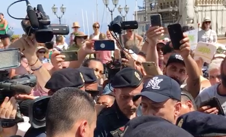 Di Maio a Napoli, acclamato dai disoccupati