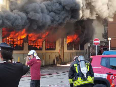 Napoli, va in fumo un negozio di giocattoli