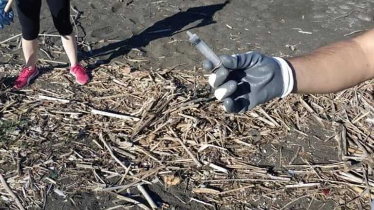 Foce del Sarno, un mare di siringhe in spiaggia