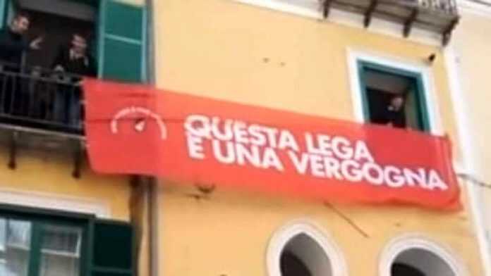 striscione contro salvini salerno-2
