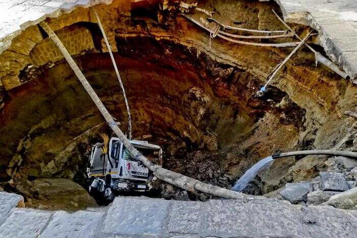 Casoria, si apre una voragine, precipita un compattatore, sette palazzi sgomberati