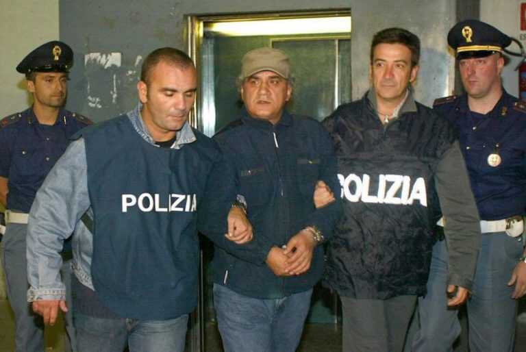 Nola, il progetto per uccidere moglie e figlio del boss Cava