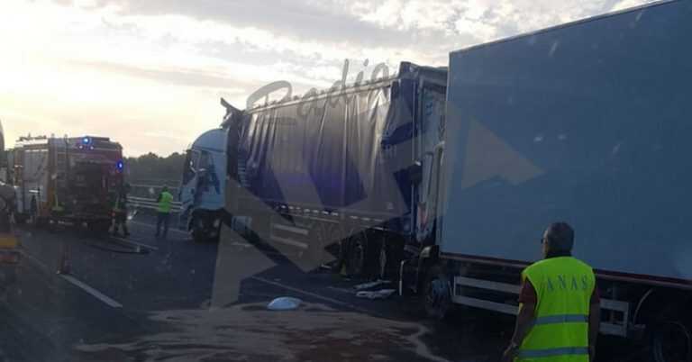 Pontecagnano, incidente all’alba, prende fuoco un tir