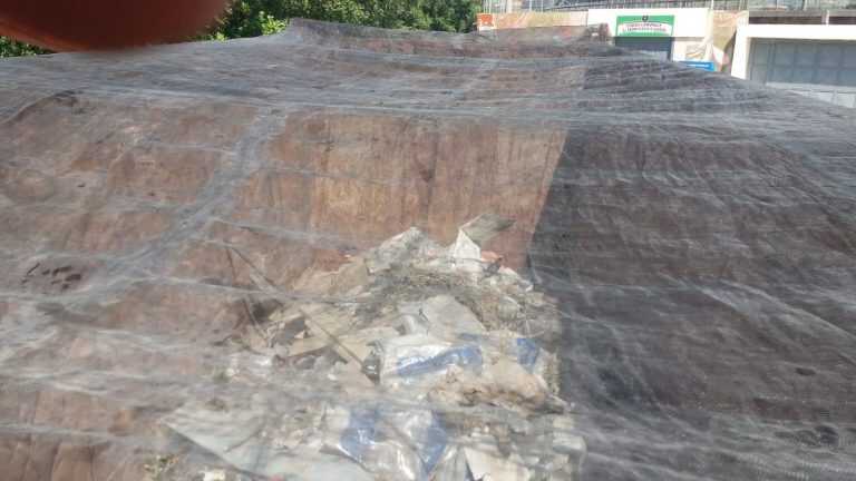 Nocera Inferiore, binario dismesso e solitario, iniziata la rimozione dei rifiuti