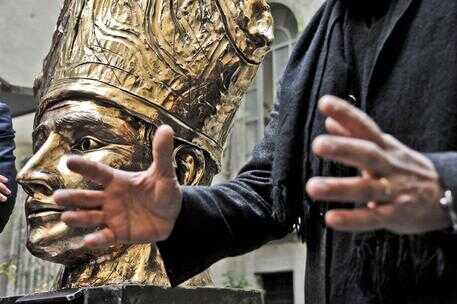 Torre del Greco, pallonate alla statua di San Gennaro