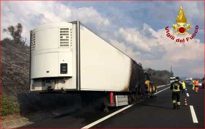 Tir in fiamme a Caianello, è  caos: 8 chilometri di coda