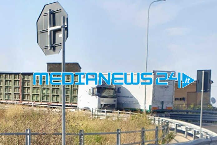 Angri/Scafati – Ponte troppo stretto, tir si incastrano in curva