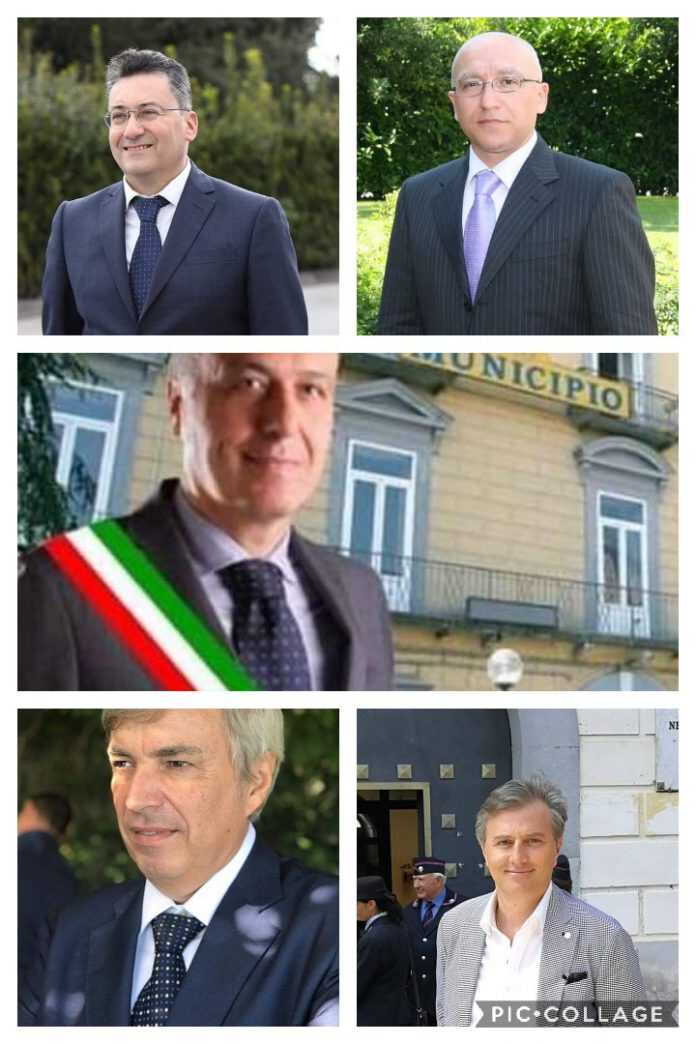 Collage 2019-08-18 16_09_24 ALLARME FIUME SARNO É GUERRA POLITICA Ferragosto é passato, le vacanze sono quasi volte al termine ed i motori della macchina amministrativa pare comincino a scaldarsi. Il sindaco Cristoforo Salvati avendo ufficialmente comunicato di assentarsi per un periodo di riposo e di vacanza, ieri ha ufficialmente annunciato il suo ritorno nelle stanze di palazzo Meyer, con un comunicato diffuso sui social network. "Cari concittadini, buon sabato a tutti. Da lunedì sarò nuovamente al Comune, pronto e determinato, più di prima, ad affrontare i problemi della città per risolverli, con la collaborazione di tutti voi. Avranno assoluta priorità le emergenze ambientali che stanno attanagliando il nostro territorio. Proseguendo l’azione avviata dall’assessore all’Ambiente Alessandro Arpaia, che ha già presentato una denuncia in procura per la questione del controfosso canale destro del fiume Sarno, ho intenzione di sollecitare l’intervento dell’autorità giudiziaria rispetto ad una serie di questioni urgenti che richiedono, a mio avviso, un’azione sinergica tra istituzioni locali, procura, prefettura e forze dell’ordine. Chiederò un incontro al procuratore di Nocera Inferiore, coinvolgendo anche i sindaci dei comuni limitrofi, perché da soli, senza il supporto della magistratura e delle forze dell'ordine, non riusciremo a superare questa fase, ad identificare quei criminali che continuano a deturpate la città, mettendo a repentaglio la nostra salute e quella dei nostri figli. Abbiamo bisogno di agire in fretta, con determinazione, senza fare sconti a nessuno, mettendo in campo tutte le nostre energie, per tutelare il nostro territorio, il nostro patrimonio ambientale, per dare a voi cittadini le risposte che meritate." Proprio in merito alle emergenze ambientali, al Fiume Sarno e alle denunce dell'assessore Alessandro Arpaia, la rispostd delle opposizioni non si è fatta attendere ed i primissimi cori sono stati lanciati dalla coalizione Insieme per Scafati, tramite un comunicato a firma del consigliere Russo. "L’Assessore al Fiume Sarno, dott. Arpaia, ha indirizzato nei giorni scorsi una nota a diverse Autorità ed organi sovracomunali, richiedendo controlli sugli scarichi nel Sarno e nei suoi canali. Certo, alla luce di quanto si sta verificando in questi giorni a Scafati, è assolutamente giusto richiedere tali interventi, tra cui quello dell’Autorita’ giudiziaria. Dalla segnalazione dell’assessore non è dato comprendere se i controlli siano richiesti in via generale e generica o se siano state individuate individuate specifiche fattispecie e responsabilità. L’assessore parla di 14 (quattordici) scarichi autorizzati a Scafati. In tutto. È un numero che appare decisamente esiguo. Le autorizzazioni allo scarico direttamente nel Sarno e nei suoi canali, per quanto attiene il rispetto dei parametri di legge sulla qualità delle acque, risultano per legge regionale di competenza del comune. Orbene che vi siano solo 14 scarichi autorizzati a noi appare un dato per niente rassicurante. Basta percorrere il fiume ed i suoi canali nel territorio comunale, ed un occhio attento si renderà conto che gli scarichi sono molti di più. Si dirà che alcuni, tipo quelli solo per acque piovane, non richiedono autorizzazione comunale. Certo è vero, tuttavia andrebbero verificati a maggior ragione dal Comune, anche perché dovrebbero comunque essere stati autorizzati dal consorzio di bonifica e dal genio civile. Poi vi sono le attività che non scaricano direttamente nel fiume bensì in fognatura, e quelle che forse non hanno alcun tipo di autorizzazione allo scarico. E non si sa come siano organizzate. La prima cosa da fare quindi è la famosa “mappatura” degli scarichi imposta, tra l’altro, anche dal codice dell’ambiente. Una Mappatura che sia intelligente, ovvero fatta incrociando i dati che riguardano Scafati, tenendo conto di: 1 – AUTORIZZAZIONI INTEGRATE AMBIENTALI ed AUTORIZZAZIONI UNICHE AMBIENTALI rilasciate dalla Regione ma con il parere comunale. 3 – AUTORIZZAZIONI ALLO SCARICO RILASCIATE DIRETTAMENTE DAL COMUNE 4 – AUTORIZZAZIONI DEL CONSORZIO DI BONIFICA 5 – AUTORIZZAZIONI DEL GENIO CIVILE 6 – AUTORIZZAZIONI ALLO SCARICO IN FOGNATURA RILASCIATE DALL’ENTE D’AMBITO. Vi sono delle zone grigie che possono emergere solo se si fa un attento lavoro di impostazione dei controlli già a monte. Siamo certi che una tale attività richieda un potenziamento dell’Ufficio Ambiente del Comune sia in termini di risorse umane che di strumenti. E qui, precisiamo che nulla si può rimproverare ai pochissimi dipendenti comunali che si occupano di ambiente, giusto per chiarirlo, prima che a qualcuno, come già accaduto, venga in mente di dire, subdolamente, che stiamo attaccando i dipendenti comunali. I dipendenti comunali, nella stragrande maggioranza fanno il loro dovere con impegno. Tanto per chiarire il nostro pensiero. Chi amministra organizza, stabilisce risorse e priorità, anche nelle assunzioni. Quindi i primi responsabili del migliore o peggiore funzionamento di un servizio comunale sono gli amministratori. La sensazione è che senza una efficace organizzazione, le denunce di questi giorni, ed il richiesto intervento della magistratura se non mirato, rischiano di diventare un gioco a moscacieca. Si potrà pure colpire qualcuno, il primo a caso, un po’ come nel gioco. È indispensabile e non rinviabile, acquisire la conoscenza del territorio con gli strumenti cartografici ed informatici, più avanzati, per contrastare finalmente in maniera decisa tutti e diciamo tutti, i responsabili del nostro avvelenamento. Solo così anche l’azione degli organi di controllo risulterà produttiva ed efficace"l Nel frattempo anche il consigliere più social del momento, l'ingegnere Arcangelo Sicignano, lancia invettive non facendo sconti a nessuno. "MA FINO ADESSO DOVE VIVEVA QUALCHE CONSIGLIERE DI OPPOSIZIONE SU MARTE? Ho letto che finalmente qualche consigliere di opposizione, si é accorto che abbiamo oggi, come 10 anni fa e come 30 anni fa, un fiume tra i piú inquinati d'Europa. Finalmente questo consigliere di opposizione ha lasciato il pianeta dove ha vissuto fino ad oggi ed é giunto tra noi semplici cittadini scafatesi. Ma mi chiedo : Dove era in tutti questi anni? Dove era quando semplici cittadini come il sottoscritto hanno organizzato manifestazioni senza colore politico? Dove era quando i cittadini da anni si sono uniti in Comitati e lottano davvero coinvolgendo le istituzioni? Dove era quando con il Ministro Costa si é cercato di attuare un tavolo di lavoro con tutti i comuni e tutte le istituzioni? Ci fa piacere caro consigliere, che adesso finalmente é ritornato da Marte. Ma per cortesia non faccia il professore, si scorci le maniche e lavori insieme a noi, se é capace, senza fare sterile e inutile propaganda politica. Come ho sempre detto sulla salute non esiste colore politico. A Scafati vivono le nostre famiglie e i nostri figli. Pensiamo a loro e uniamo gli sforzi. Solo cosí possiamo pensare di risolvere il piú difficile problema della nostra città. Le attuali e le future generazioni ce ne saranno grate per sempre. A dar man forte ad Arcangelo Sicignano, c'è Marco Cucurachi che pur sedendo in opposizione ha da sempre strizzato l'occhio a gran parte della maggioranza. DI seguito il suo commento rivolto al nemico\avversario Michele Russo. "Lui predica il Verbo, pontifica, dà soluzioni, suggerisce e consiglia. Insomma, un vero e proprio DEMIURGO, pero' saccente e presuntuoso, convinto ( insieme con qualche altro scienziato a lui vicino) di essere il risolutore di tutte le problematiche che affliggono la nostra Città. Caro Arcangelo Sicignano, lo sapevamo tutti dov'era prima, è uscito allo scoperto solo per " RESPONSABILITA", quella che è mancata, insieme con la modestia e l'umiltà, per governare Scafati." GIOVANNA CRISCUOLO ...