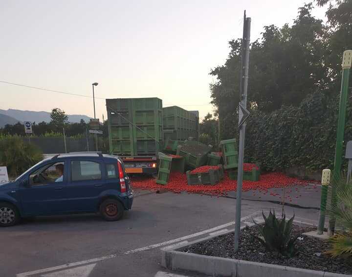Pagani – Camion di pomodori si ribalta. Traffico in Tilt.