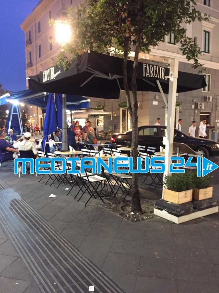 Salerno – Automobile fa retromarcia e finisce in un bar.