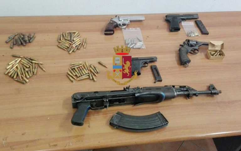 Napoli: la polizia di Stato arresta una donna in possesso di un arsenale
