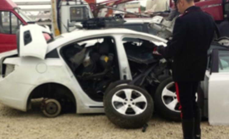 Caccia al mago delle “cimici”, auto “bonificate” per il clan