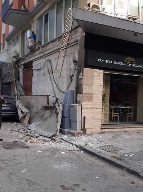 Salerno, crolla un balcone, per fortuna nessuna conseguenza