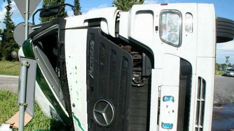 Sarno, scontro tra camion e auto, subito i soccorsi