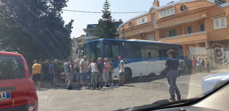 Nocera Inferiore, pullman con manovra sbagliata, entra dalla signora…