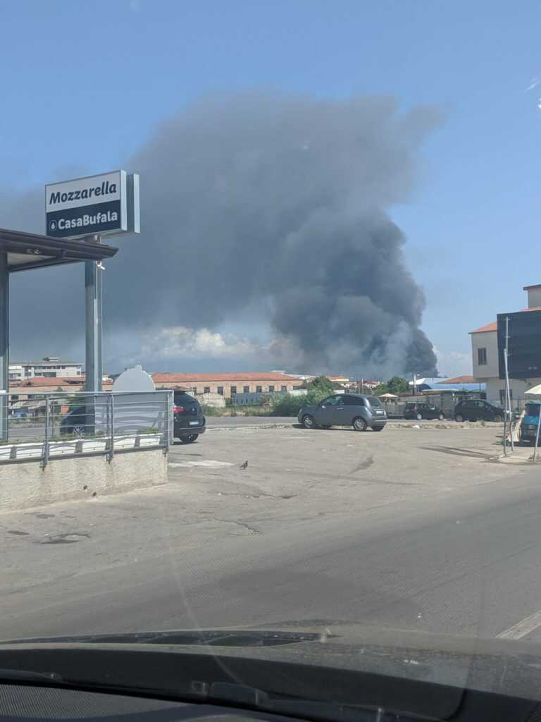 Battipaglia, pauroso incendio nei pressi della zona industriale
