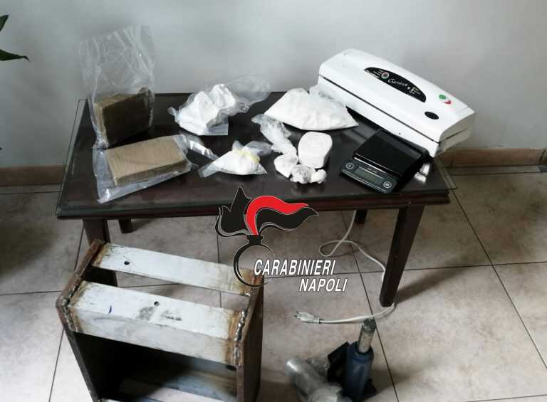 Laboratorio per confezionare droga nel soggiorno di casa