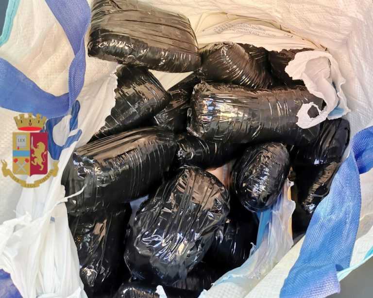 Auto rubata, dentro 17 involucri di eroina