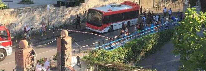 Bus sprofonda in una voragine, traffico in tilt