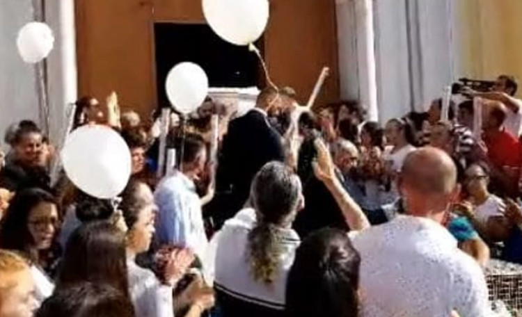 Ultimo saluto a Davide, tra lacrime e palloncini