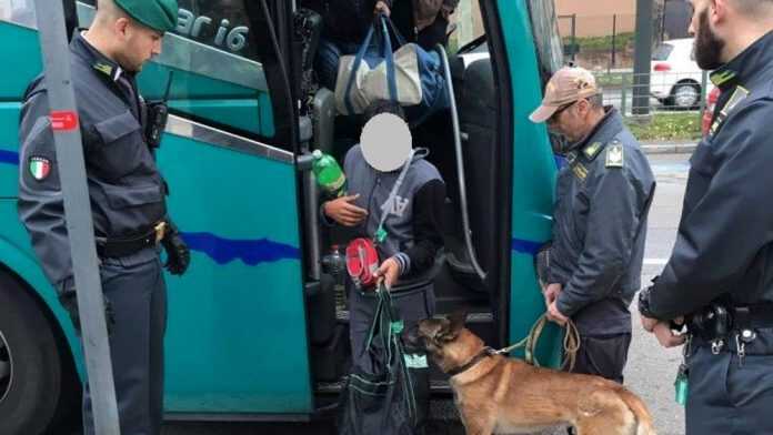 guardia-finanza-terminal-bus-controlli-cane-antidroga-161031-2