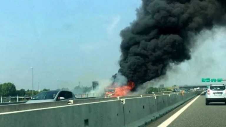 Palma Campania, fiamme sull’A30: traffico in tilt da Nocera-Pagani a Nola