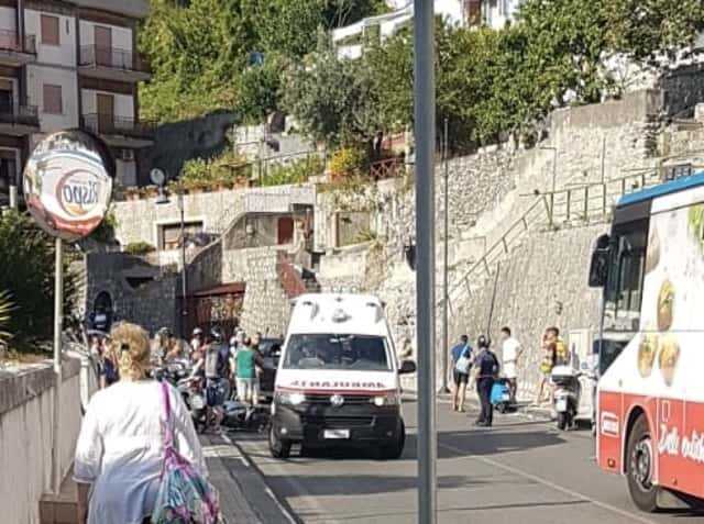 Statale amalfitana – Scontro letale tra uno scooter ed un apecar.