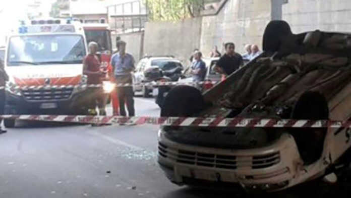 Auto capovolta, ragazza morta sul colpo